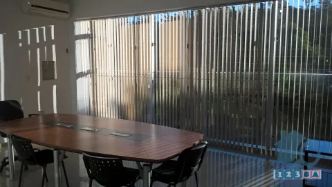 Oficina de 5 ambientes con 3 Cocheras en alquiler en Barrio Herrera (foto 2)
